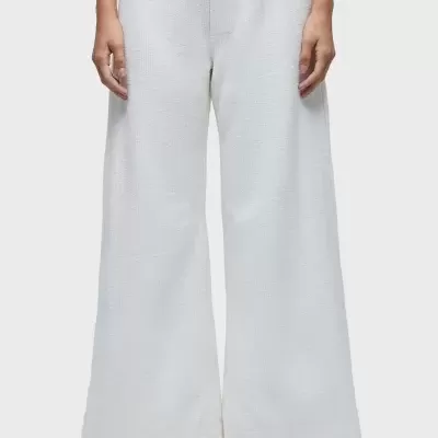 Calças largas brancas com textura, cintura elástica e sandálias pretas