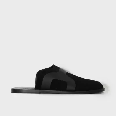 Chinelo preto de sola fina em fundo branco