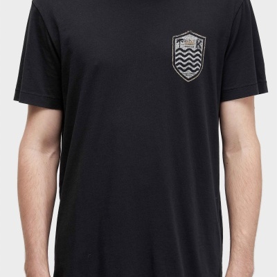 T-shirt preta com emblema bordado no peito