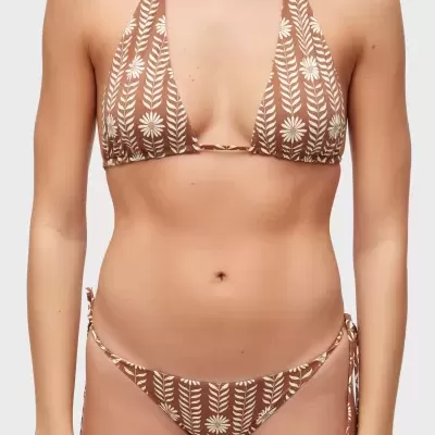 Biquíni castanho com padrão de margaridas brancas e folhas claras