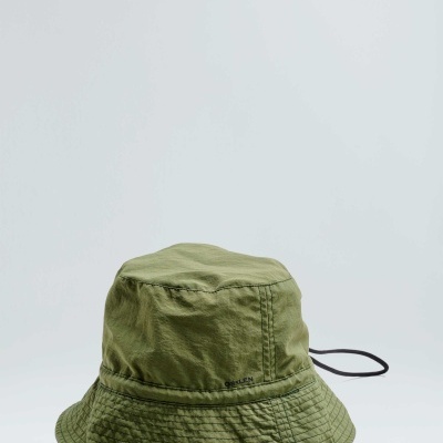 Chapéu bucket verde caqui com fita preta num fundo branco