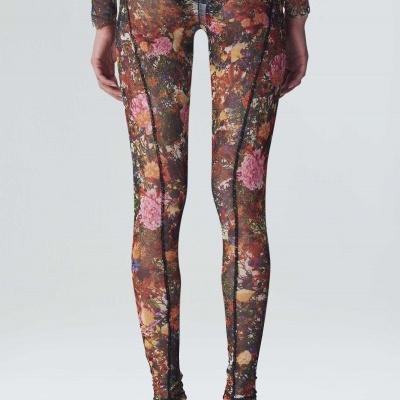 Leggings florais femininas com padrão castanho, verde e rosa em tecido transparente ajustado