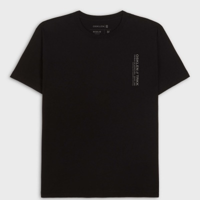 T-shirt preta com texto branco vertical no peito, em fundo branco
