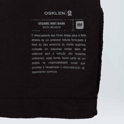 Etiqueta com descrição da composição e marca num tecido preto