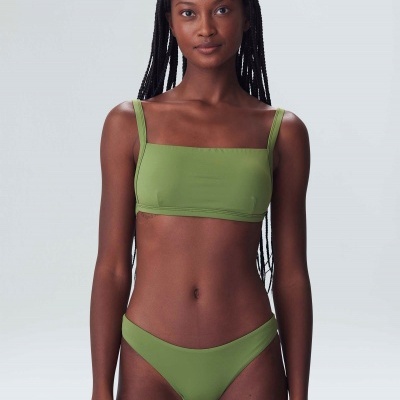 Fato de banho feminino verde de duas peças com parte de cima recta e alças e parte de baixo de corte clássico