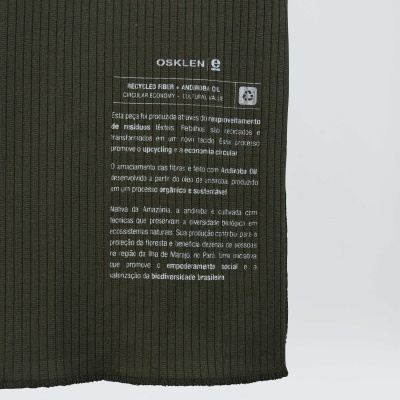 Peça de tecido verde escuro com texto branco da marca OSKLEN