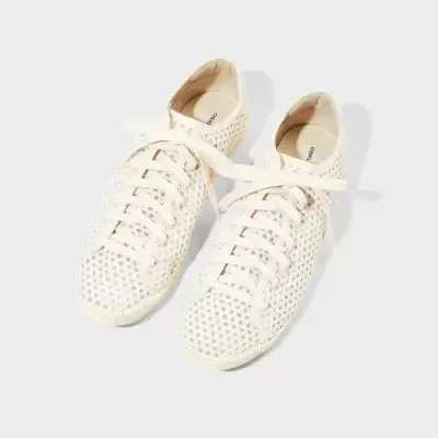 Sapatilhas brancas com padrão de malha e atacadores