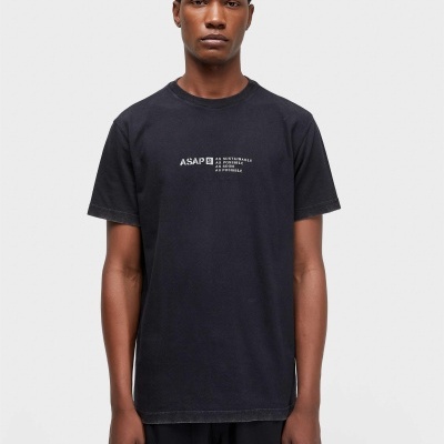 T-shirt preta com texto branco no peito usada por modelo masculino em fundo branco