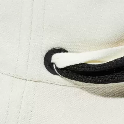 Tecido branco com ilhó preto e cordões preto e branco