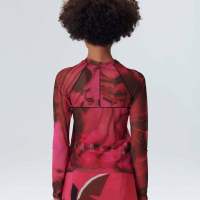 Vestido comprido vermelho com padrão abstrato e tecido transparente nas costas