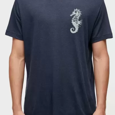 T-shirt azul escuro com estampado branco de cavalo-marinho no peito