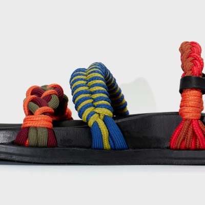 Sandália colorida com tiras de corda trançada sobre sola preta