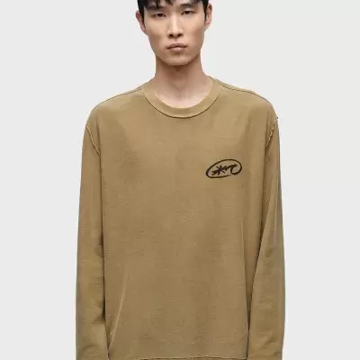 Camisola masculina de manga comprida corbege com estampado preto pequeno na parte superior esquerda.