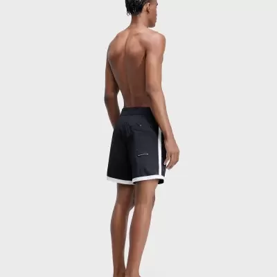 Calções de banho masculinos pretos com faixas brancas nas laterais e na bainha