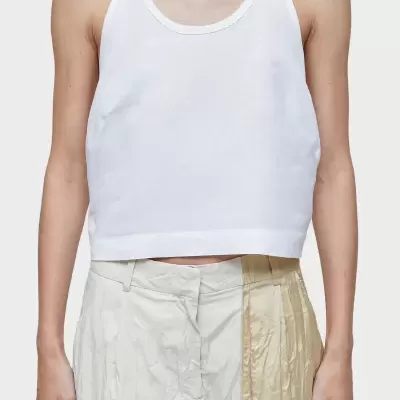 Top branco de alças finas e saia clara com detalhe dourado