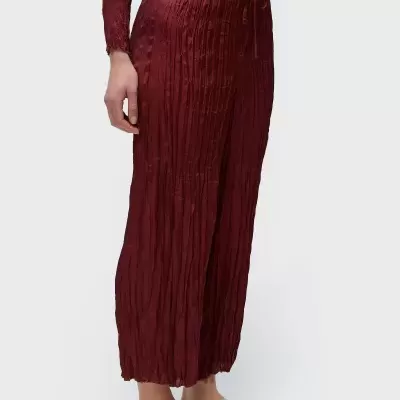 Saia comprida bordô plissada com cordão na cintura
