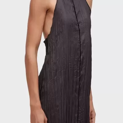 Vestido feminino preto sem mangas com textura franzida e decote halter