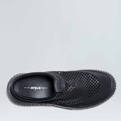 Ténis preto perfurado visto de cima com sola texturada.