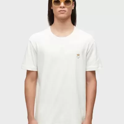 T-shirt branca com bordado e óculos de sol amarelos