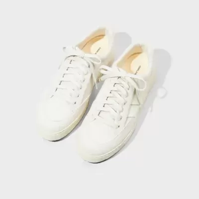 Par de sapatilhas brancas com cadarços e sola creme