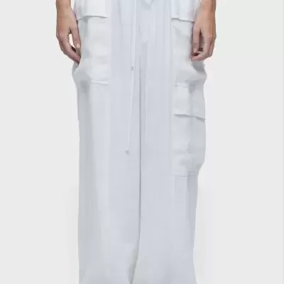 calças largas brancas com múltiplos bolsos aplicados e cintura com cordão