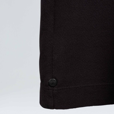 Barra de roupa preta com botão pequeno 'azy'