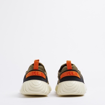 Ténis de corrida bege, preto e laranja vistos de trás sobre fundo branco