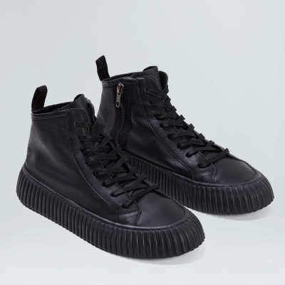 Botas pretas altas em pele sintética com fecho de correr lateral