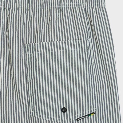 Calção às riscas brancas e cinzentas com bolso atrás e etiqueta OSKLEN