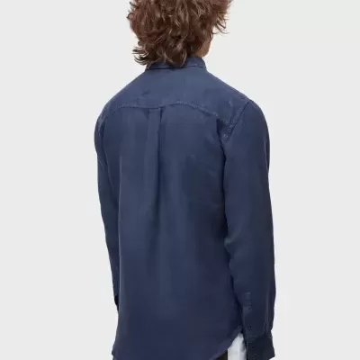 Camisa azul escura de manga comprida vista pelas costas