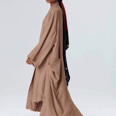 Casaco comprido bege em tecido suave com bolsos laterais