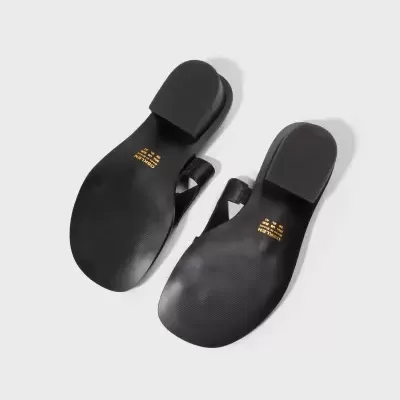 Sandálias pretas com sola e salto baixo vista de baixo