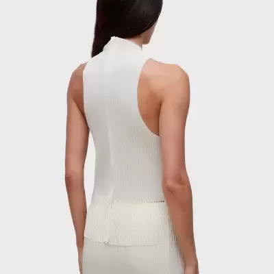 Top feminino branco de malha com gola alta e textura canelada visto de costas
