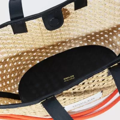 Saco tote em palha com alças pretas e bolso interior preto com logótipo OSKLEN