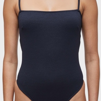 Fato de banho feminino preto com alças finas e tecido texturizado