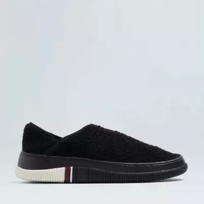 Tênis slip-on preto texturado com sola preta e detalhes creme, vermelho e branco