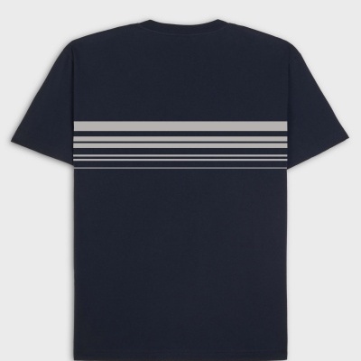 T-shirt azul escuro com riscas horizontais brancas e cinzentas nas costas