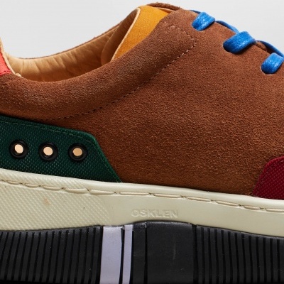 Sapato desportivo multicolorido em camurça da OSKLEN com atacadores azuis