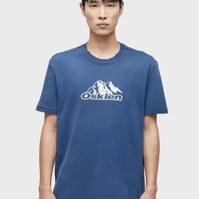 T-shirt azul Osklen com estampa de montanha e texto na frente