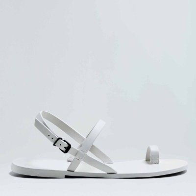Sandália branca minimalista com fivela preta