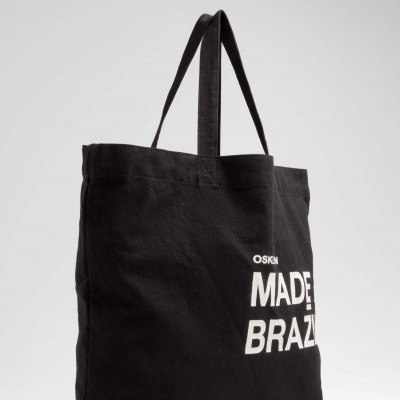 Sacola preta de tecido com texto branco 'OSKLEN MADE IN BRAZIL'