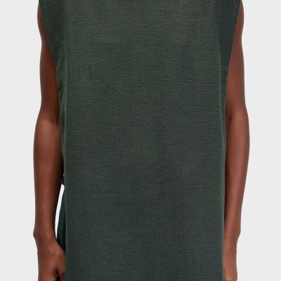 Camisola sem mangas de malha verde-escura texturada com gola redonda