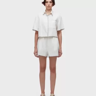 Conjunto feminino branco com costura preta aparente e sandálias bege