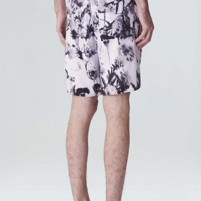 Calções masculinos estampados com cintura preta e bolsos