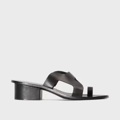 Sandália preta de salto médio com tiras largas e detalhe no dedo