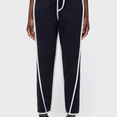 Calças pretas com fitas brancas usadas por pessoa