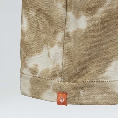 tecido tie-dye bege e branco com etiqueta laranja de tridente