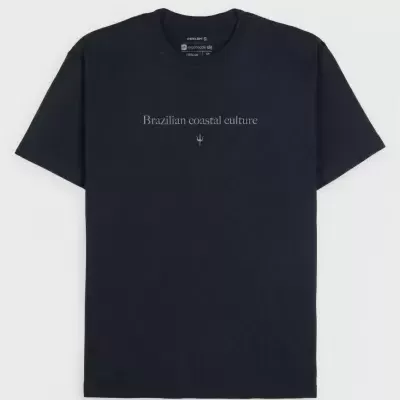 T-shirt preta com texto Brazilian coastal culture e símbolo de tridente no centro