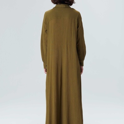 Vestido comprido verde-oliva visto de costas.