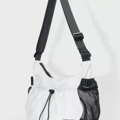 Mala de ombro branca com alça preta e bolso de malha preto